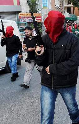 Suruç’taki cenazelere uzun namlulu karşılama