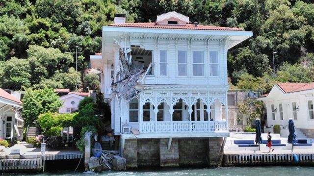 Tarihi yalıya gemi çarptı