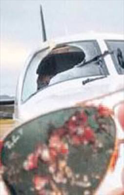 Uçağın camından içeri akbaba girdi