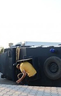 Diyarbakır'da zırhlı araç devrildi: 6 polis yaralı