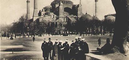 Ayasofya'da ilk cuma namazı Akşemseddin tarafından kıldırıldı.