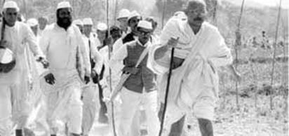 Gandhi, ilk sivil itaatsizlik ve pasif direniş eylemine başladı.