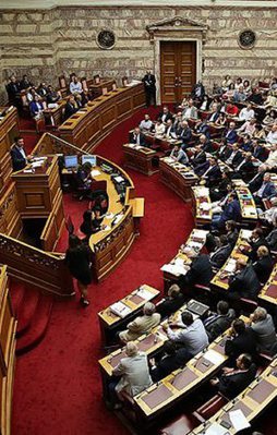 Yunanistan teslim bayrağını çekti