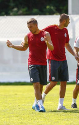 Podolski ve Burak birbirine girdi!