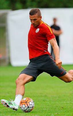 Podolski fırtına gibi!