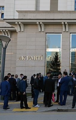 AK Parti'nin koalisyon görüşmesi heyeti belli oldu