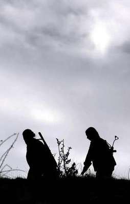 Teröristler 1 ambulans ve 3 sağlık görevlisini kaçırdı