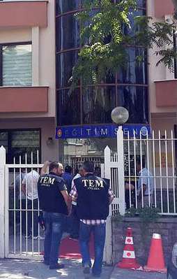 Eğitim-Sen'e polis baskın yaptı