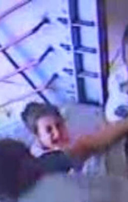 Küçük çocuğun önünde asansör kavgası