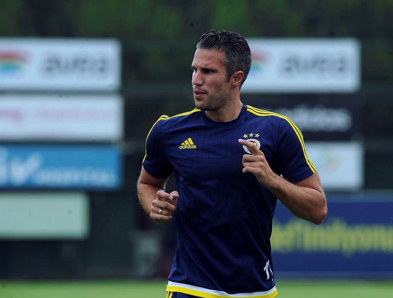 Savulun Van Persie geliyor