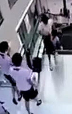 Yürüyen merdiven bir anda kadını yuttu