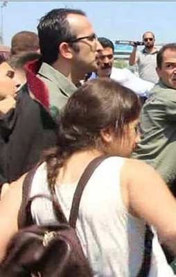 Avukattan şehitleri savunan vatandaşa tekme