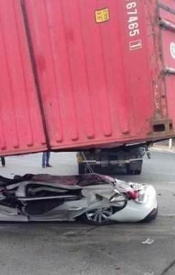 Kurtarma ekipleri arabayı açınca şok oldu!