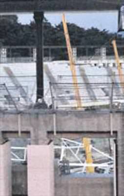 Arena'nın çatısı çöktü