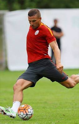 Podolski'nin hırsı ve disiplini örnek oluyor