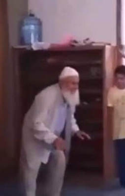 Çocuklarla camide futbol oynayan dede