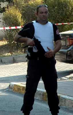 Silah sesleri polisi alarma geçirdi