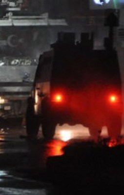 Hakkari'de adliye ve polis lojmanlarına saldırı