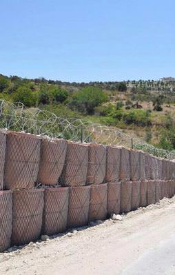 Sınıra roketatara dayanıklı duvar