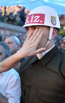 Gözyaşlarını şehidin ablası sildi