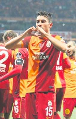 Taçsız Kral'ın heykeli dikiliyor!