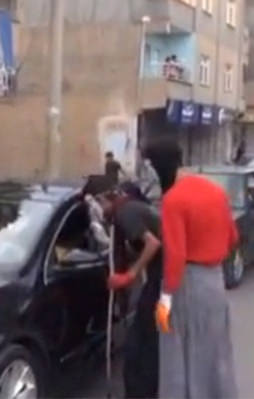 Etek giyip yol kestiler