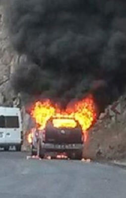 Teröristler yol kesip araçları ateşe verdi