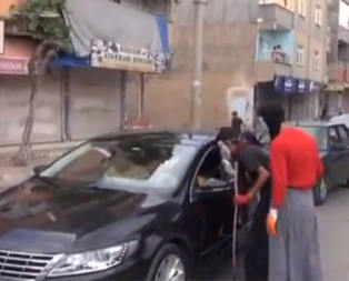 Etek giyip yol kestiler