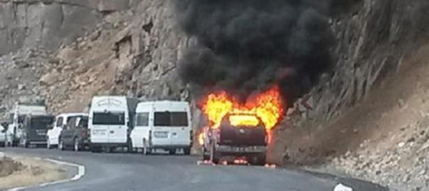 Teröristler yol kesip araçları ateşe verdi