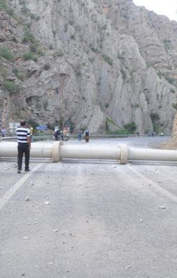 Teröristler yolu elektrik direği ile kapattı