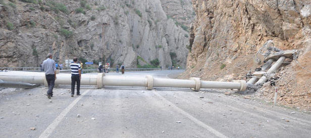 Teröristler yolu elektrik direği ile kapattı