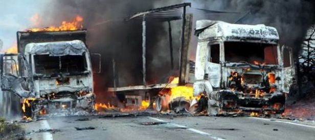 Teröristler 70 yolcuyu rehin alıp 4 aracı yaktı
