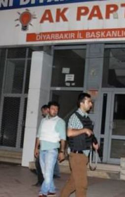 Diyarbakır'da AK Parti binasına saldırı
