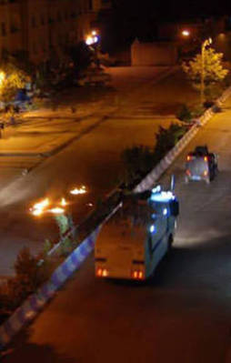 Çöp konteynerinde patlama: 1 polis yaralı