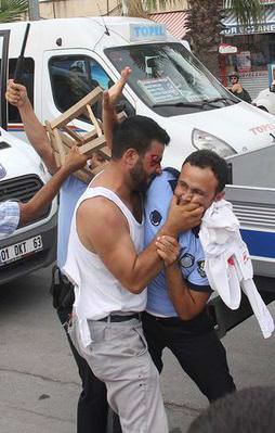 Zabıtaya satırla saldırdılar