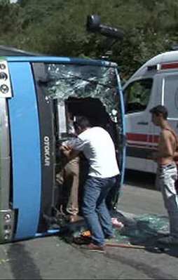 İstanbul'da halk otobüsü devrildi