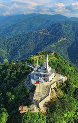 Rize'nin zirvesinde yükselen cami