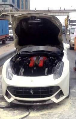 E-5'te Ferrari yandı, trafik karıştı