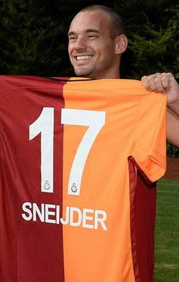 Burak Yılmaz'dan Sneijder'e sürpriz hediye