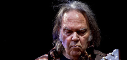 Gitarist Neil Young, bugün doğdu.