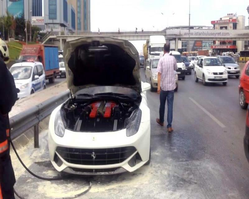 E-5'te Ferrari yandı, trafik karıştı