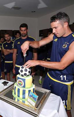 Fenerbahçe'de Van Persie'nin doğum günü kutlandı