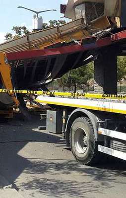 Üzerinde restoran olan üst geçit çöktü