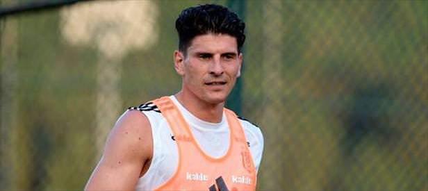 Beşiktaş'ın transferleri imzayı atıyor