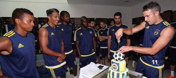 Fenerbahçe’de Van Persie’nin doğum günü kutlandı