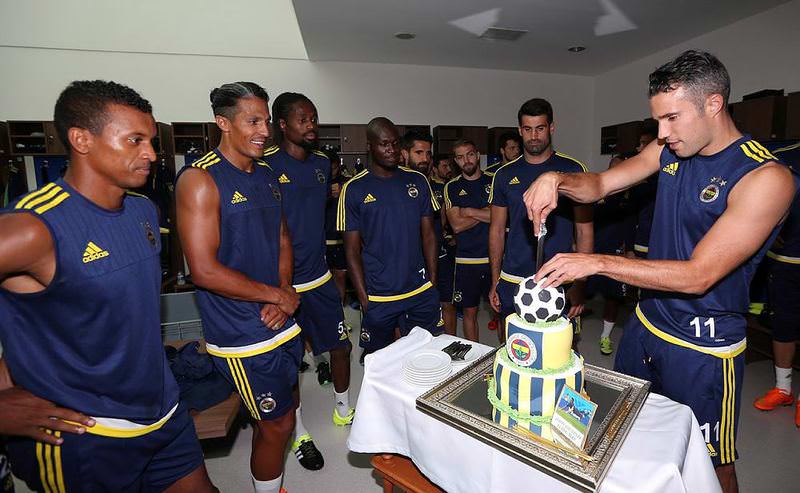 Fenerbahçe'de Van Persie'nin doğum günü kutlandı