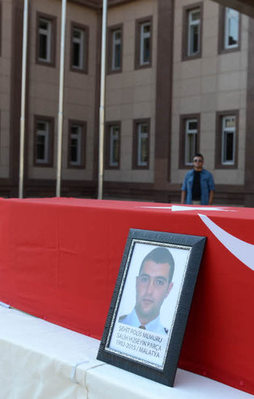 Şehit polis bakanları ağlattı