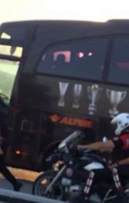 G.Saray takım otobüsüne saldırı