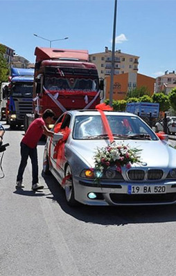 Çekicilerle düğün konvoyu yaptılar