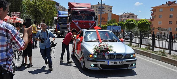 Çekicilerle düğün konvoyu yaptılar